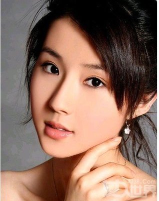 北京彩妆培训老师教你几招瘦成包子脸